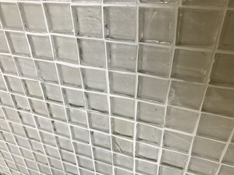 clear glass tile white kitchen